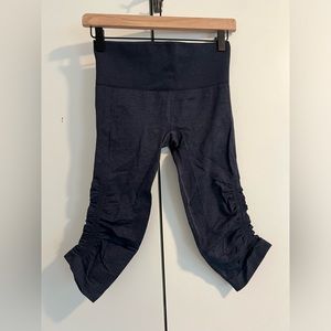 Lululemon navy blue, cropped leggings